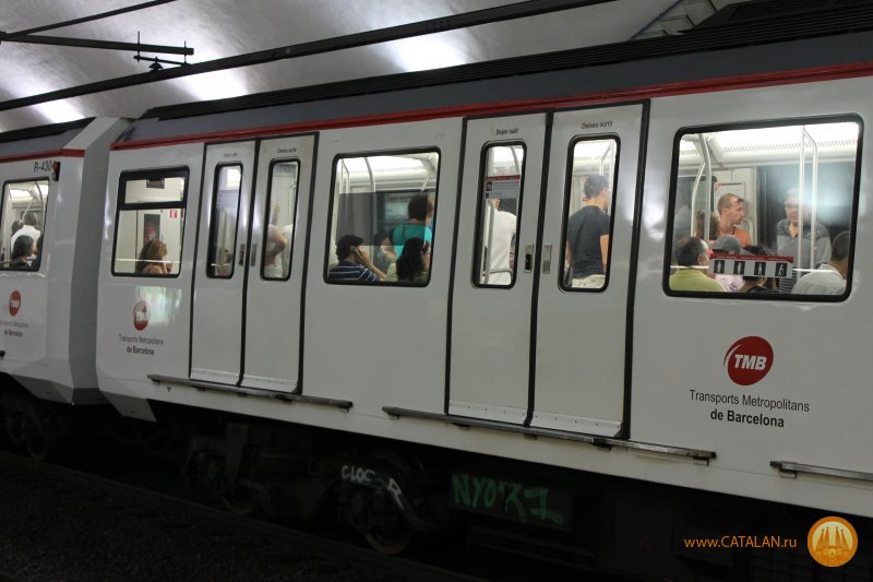 Метро, поезд на станции España